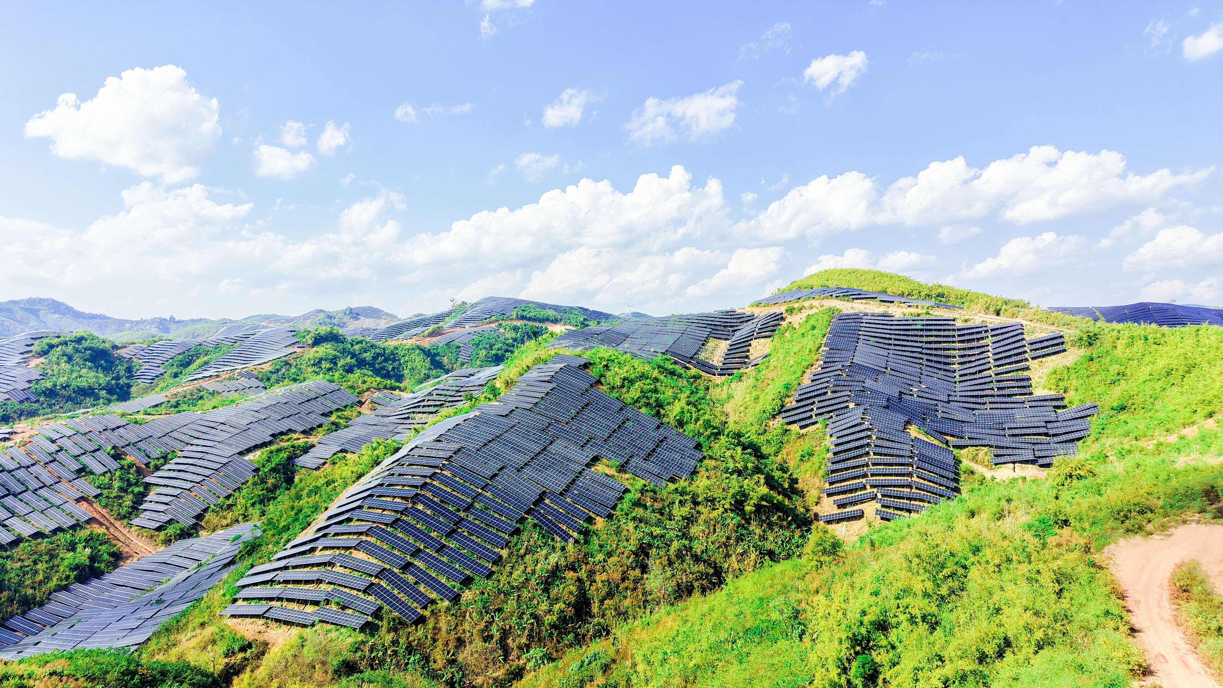 老挝北部互联互通清洁能源基地100万千瓦光伏项目并网投运