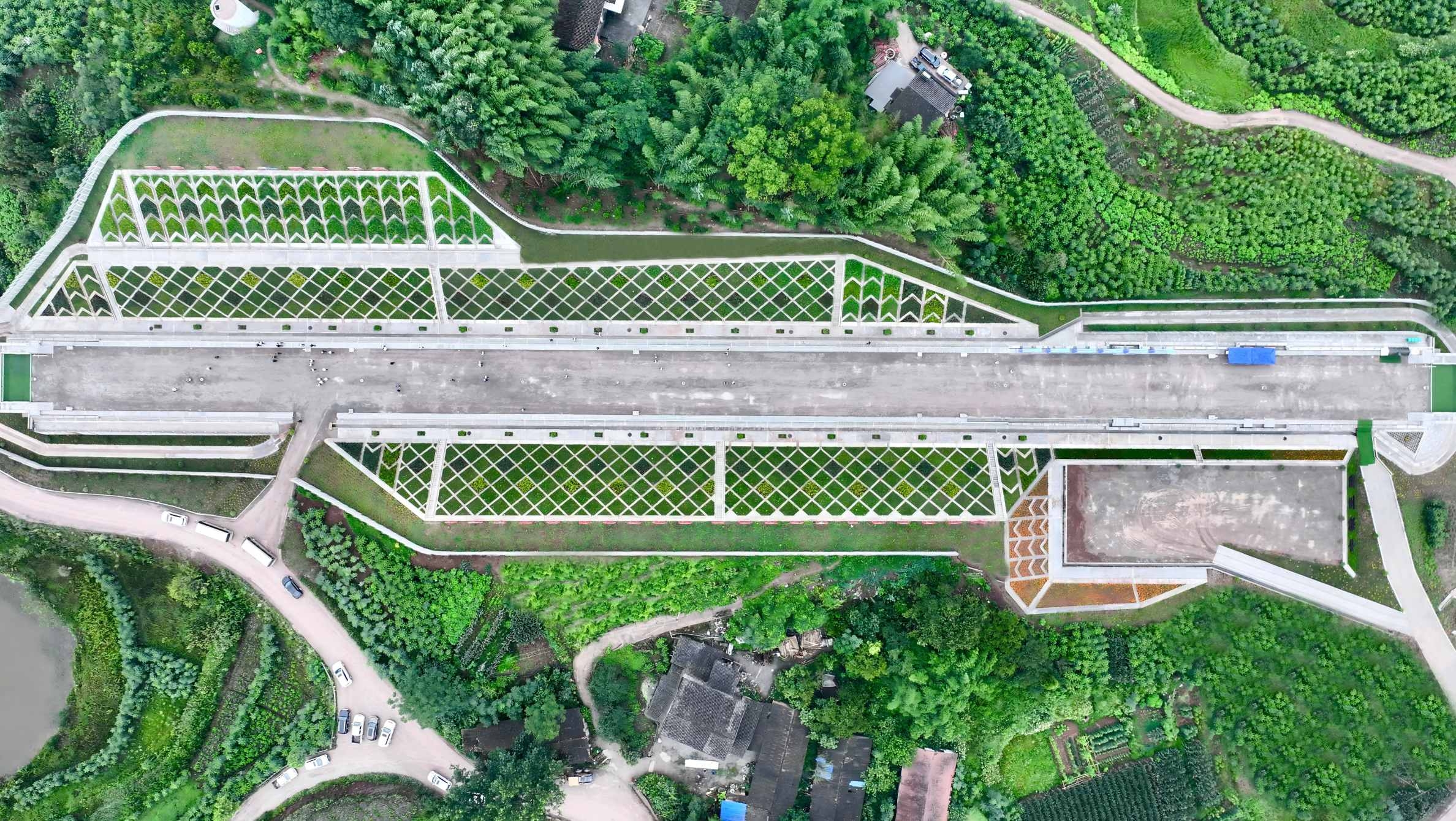 西渝高铁康渝段开始无砟轨道施工