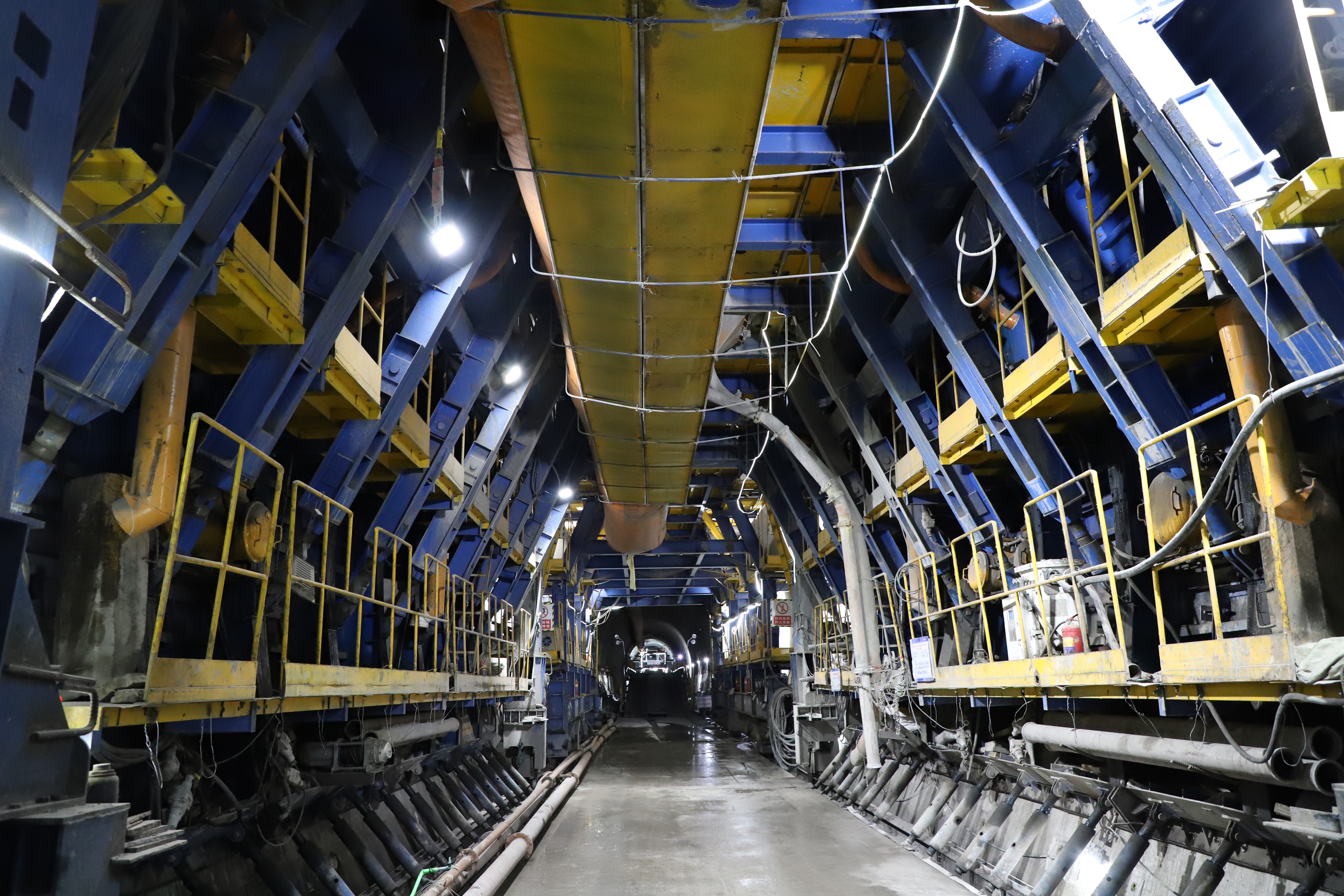 黄百铁路大木山隧道贯通