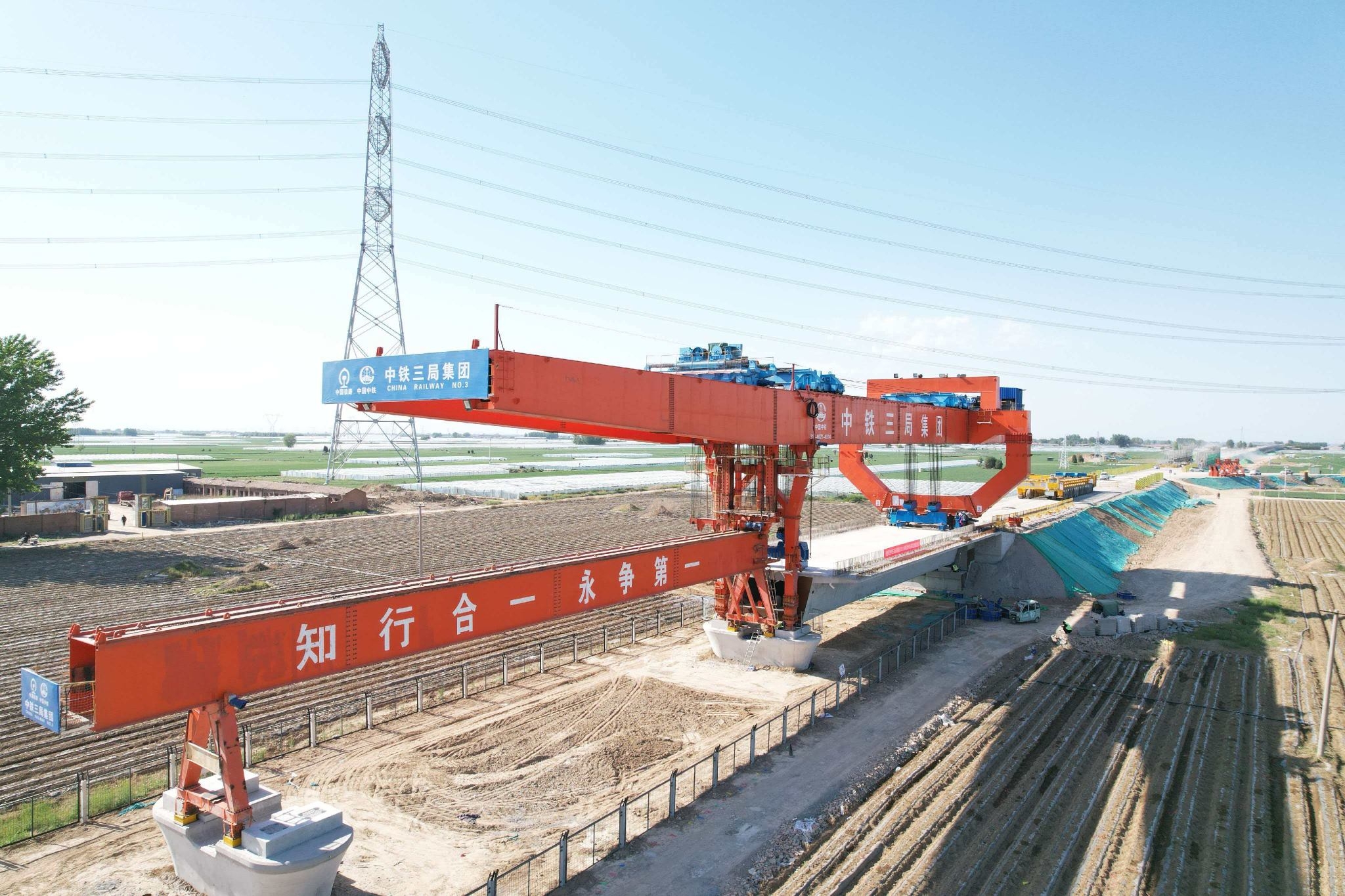 石雄城际铁路一标石家庄方向首孔箱梁顺利架设