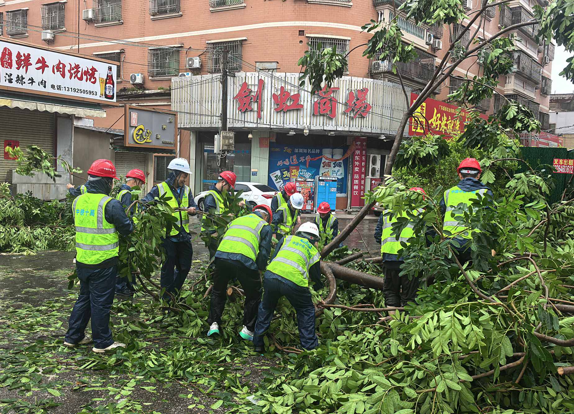 mk体育驰援“红霞”台风受灾区域抢险